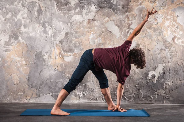 Giovane uomo che pratica yoga — Foto Stock