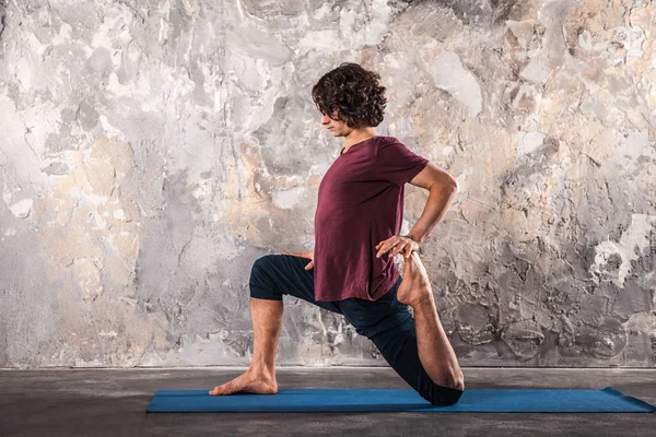 Uomo che fa esercizi di yoga. Praticare yoga — Foto Stock