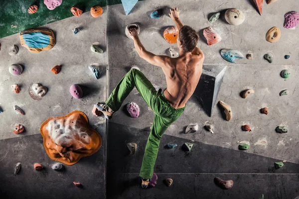 Ο άνθρωπος ασκεί bouldering και αναρρίχηση εσωτερική — Φωτογραφία Αρχείου