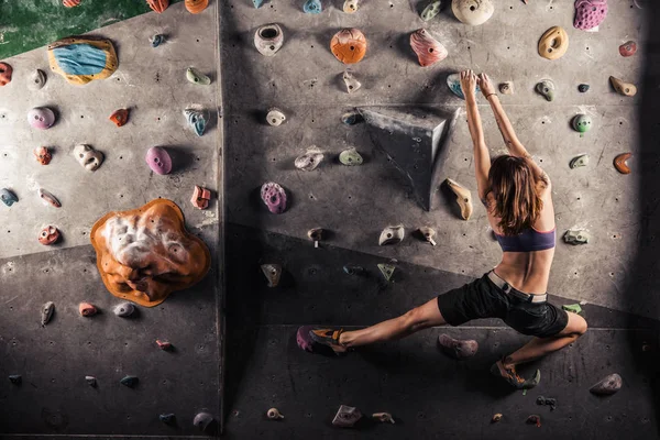 Woman practicing rock-climbing — Stock Photo, Image