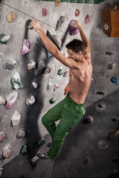 남자 운동 bouldering와 실내 등반 — 스톡 사진