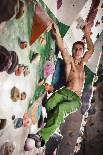 Ο άνθρωπος ασκεί bouldering και αναρρίχηση εσωτερική — Φωτογραφία Αρχείου