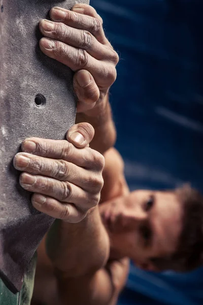 Le mani dell'uomo sulla presa di mano sulla parete di arrampicata artificiale — Foto Stock