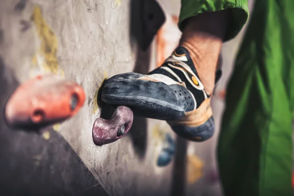 Чоловіча нога на скелелазінні стіни — стокове фото