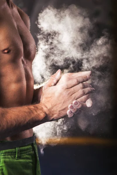 粉チョーク マグネシウムで彼の手をコーティング クライマー男 — ストック写真