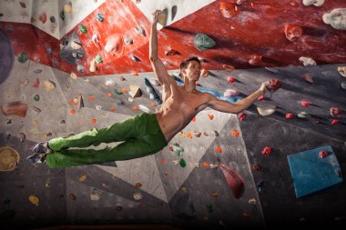 dağ tırmanışı kapalı bir kaya duvarı üzerinde pratik adam