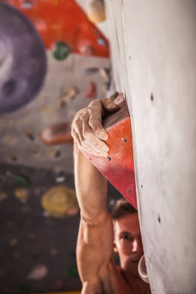 암벽 등반을 연습 하는 근육 질의 남자 — 스톡 사진