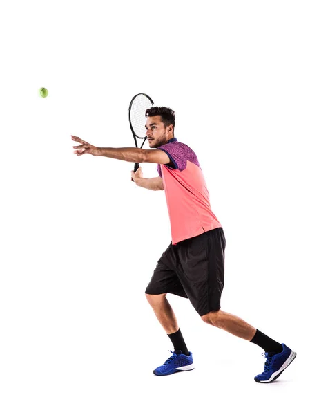 El joven está jugando al tenis. — Foto de Stock