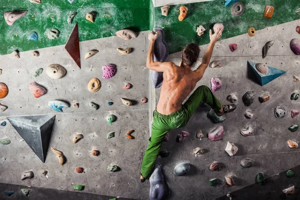 Homem exercício bouldering e escalada interior — Fotografia de Stock