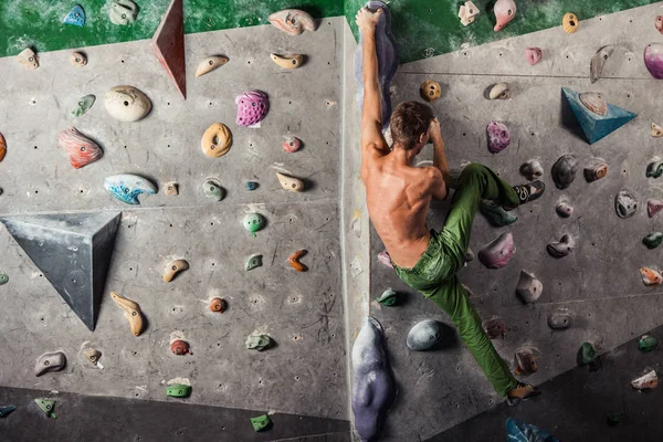 남자 운동 bouldering와 실내 등반 — 스톡 사진