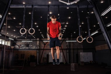 Çalışma dışarı kasları halkalar üzerinde atlet