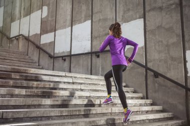Çalışan genç sportif kadın 