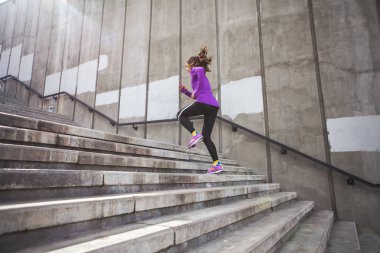 Çalışan genç sportif kadın 