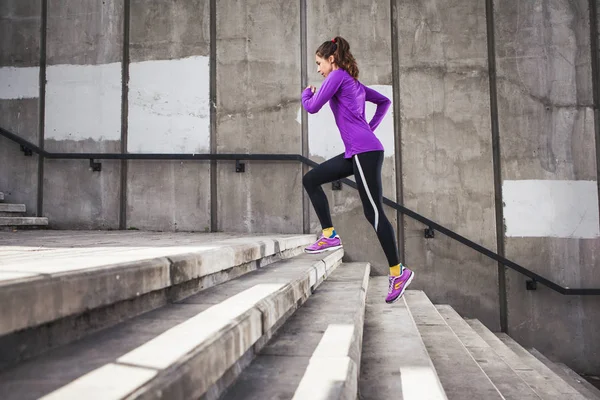 Junge sportliche Frau läuft — Stockfoto