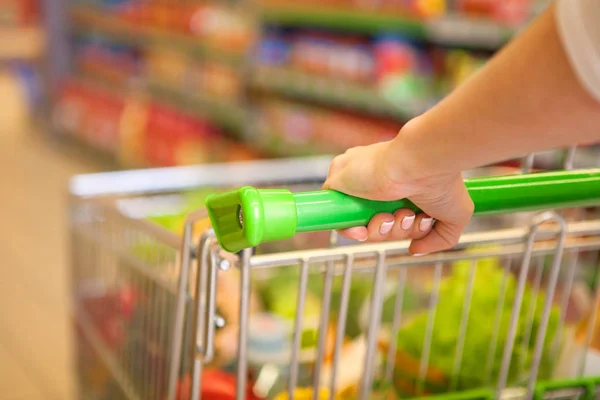 Mulher com carrinho de compras. — Fotografia de Stock