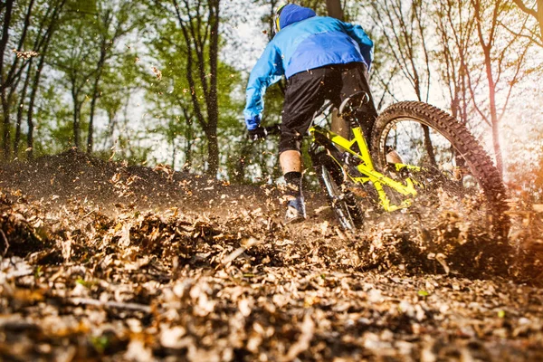 Hombre montando una bicicleta de montaña — Foto de Stock