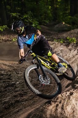 Adam dağ bisikleti üzerinde