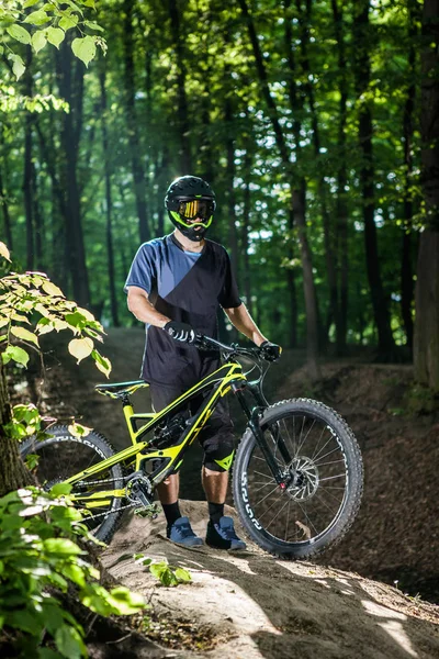 Ciclista em uma bicicleta de montanha — Fotografia de Stock