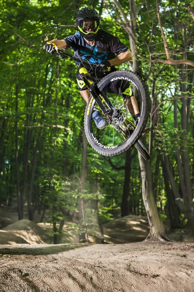 Man cyklar i den gröna skogen. — Stockfoto