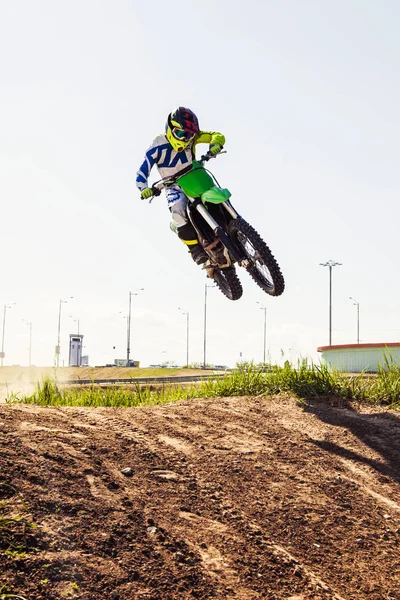 Motocross-Fahrer im Einsatz und beschleunigt Motorrad — Stockfoto