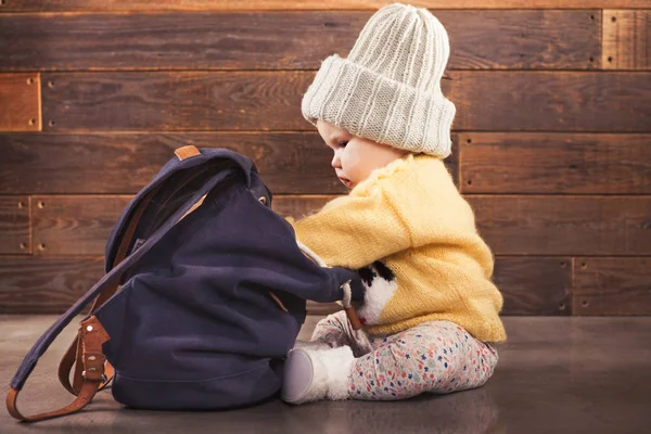 Мила дитина з рюкзаком на дерев'яному фоні — стокове фото