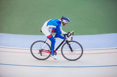 Bisikletçi velodrome açık yarış.