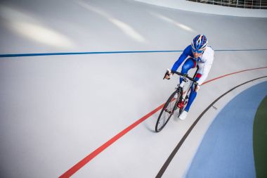 Bisikletçi velodrome açık yarış.