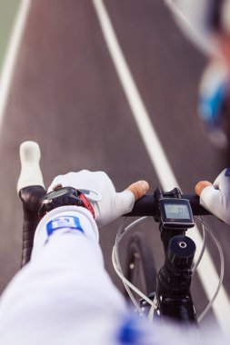 Gün ışığında bir yolda pedal bisikletçi