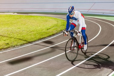 Bisikletçi velodrome açık yarış.