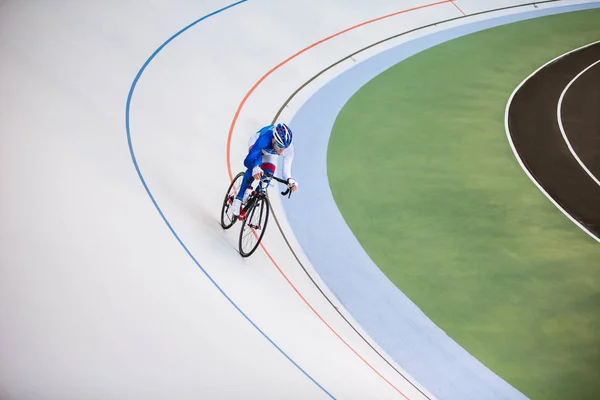 Ciclista de carreras en velódromo al aire libre . — Foto de Stock