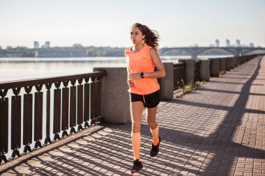 Atletik kadın günbatımı sırasında çalışan
