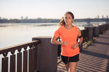 Runner güneşli parlak ışıkta sunrise koşu. 