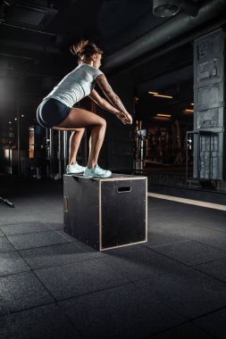 Sportif kız kutuların içinde jimnastik salonu üzerinden atlama