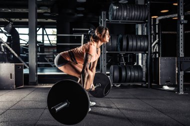 Ağır deadlift egzersiz jimnastik salonu kadın
