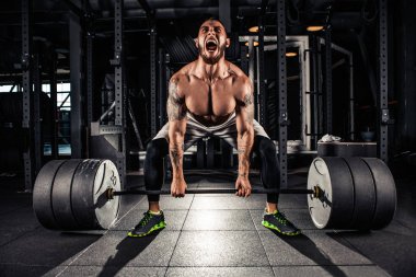 Kaslı erkekler Deadlift kaldırma
