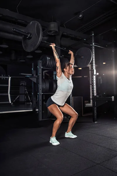 Žena v sportovní dělá crossfit cvičení — Stock fotografie