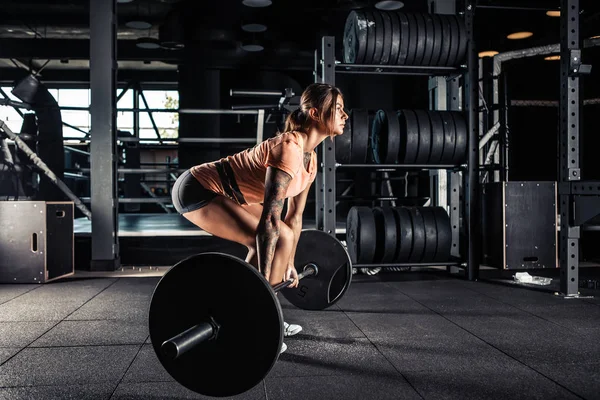 Mulher fazendo exercício pesado deadlift no ginásio — Fotografia de Stock