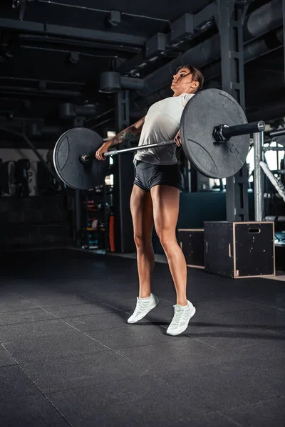 Mulher em sportswear fazendo crossfit treino — Fotografia de Stock