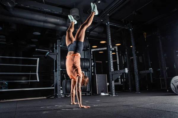 Žena v sportovní dělá crossfit cvičení — Stock fotografie