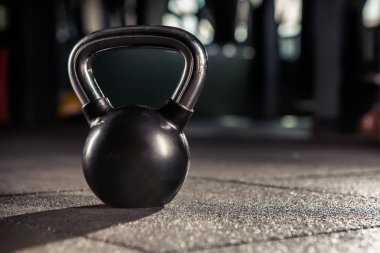 kettlebell eğitim salonunda