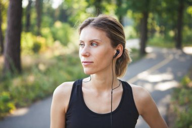 genç bir kız parkta koşu