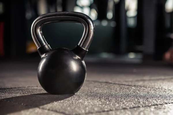 Kettlebell trénink v tělocvičně — Stock fotografie