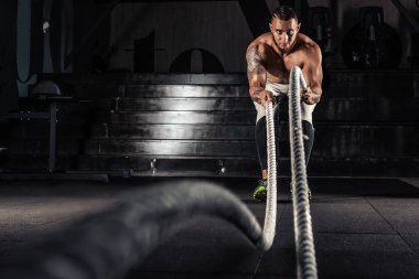 Erkekler savaş ipleri egzersiz ile