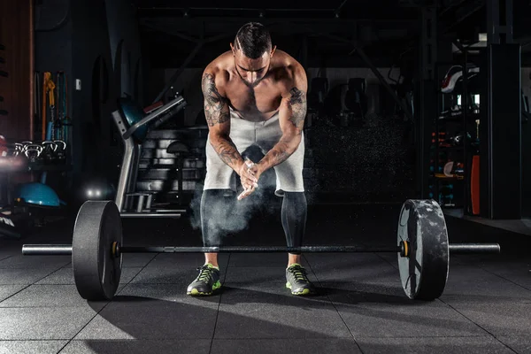 Jovem atleta se preparando para o treinamento — Fotografia de Stock