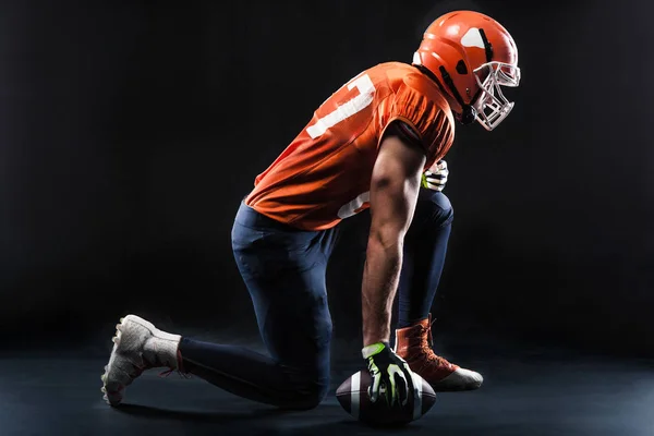 Jogador de futebol americano desportista — Fotografia de Stock