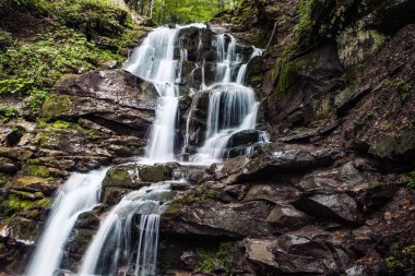 Dağ geçidi, kayalar ve turist iz merdiven nehir dağ şelale