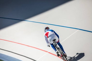 Bisikletçi velodrome açık yarış.