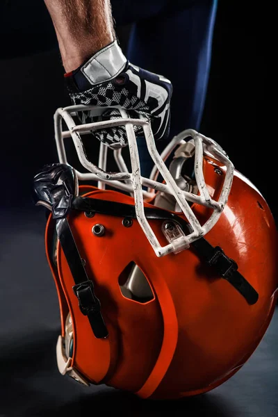 Futebol americano desportista jogador segurando o capacete — Fotografia de Stock