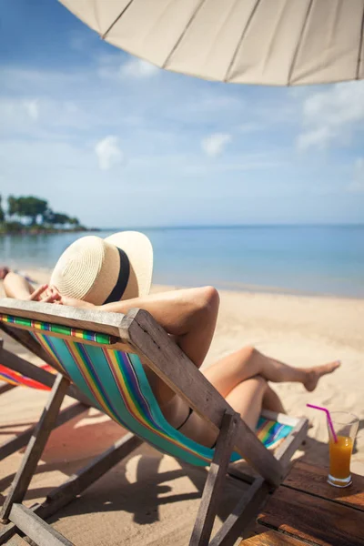 Vrouw op het strand — Stockfoto