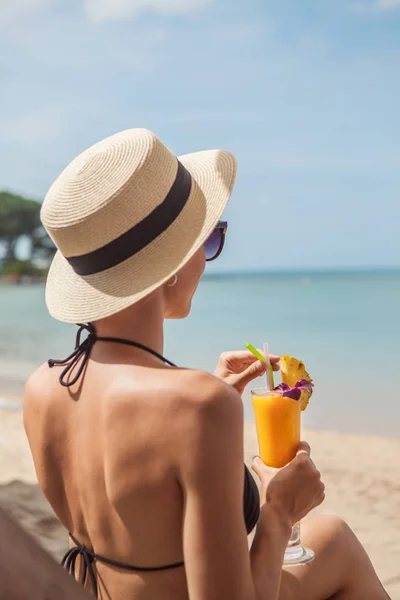 Donna sulla spiaggia — Foto Stock